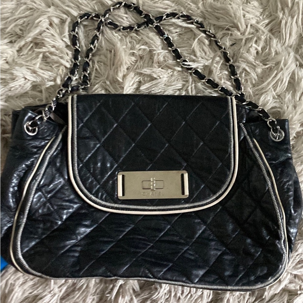 Chanel quilted Leather flap turnlock shoulder bag